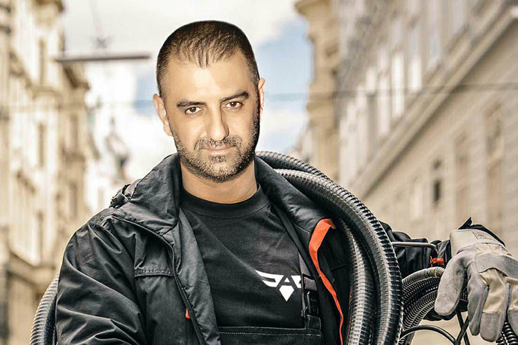 Αποφράξεις Πατήσια – τεχνικός της Αποφράξεις Αντωνίου με το λάστιχο του πιεστικού