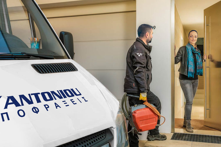 Αποφράξεις Αθήνα – τεχνικός της Αποφράξεις Αντωνίου φτάνει στο σπίτι με το μηχάνημα