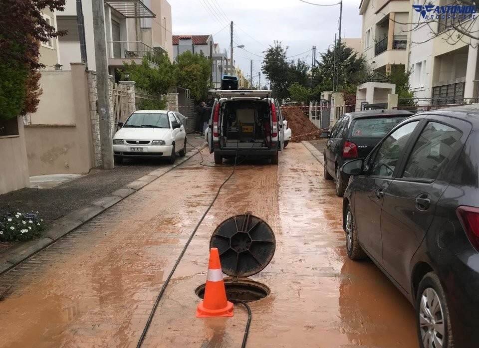 Απόφραξη από ρίζες σε φρεάτιο δρόμου με το πιεστικό του συνεργείου